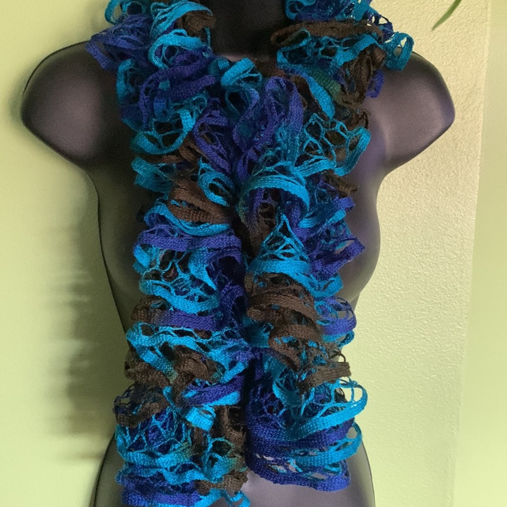 🔵 Ruffled scarf